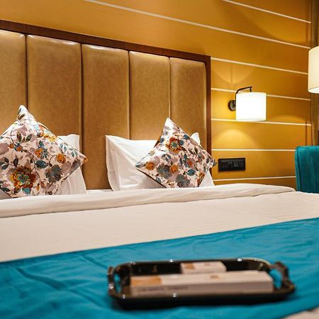 Hotel El Magnifico Surat Eksteriør billede