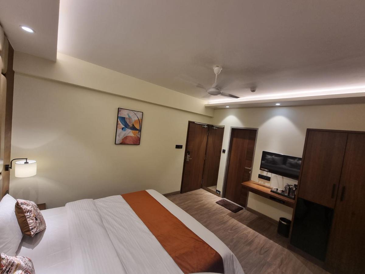 Hotel El Magnifico Surat Eksteriør billede