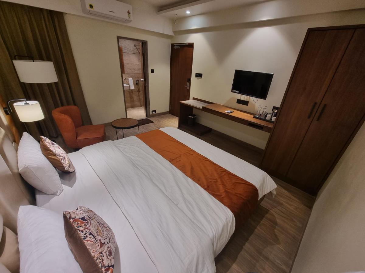 Hotel El Magnifico Surat Eksteriør billede