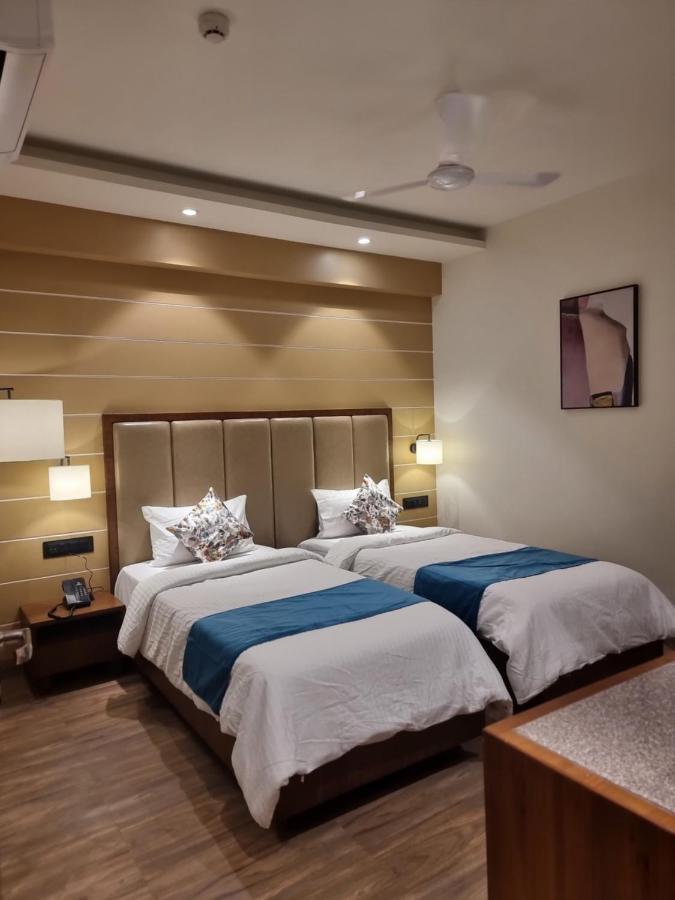 Hotel El Magnifico Surat Eksteriør billede