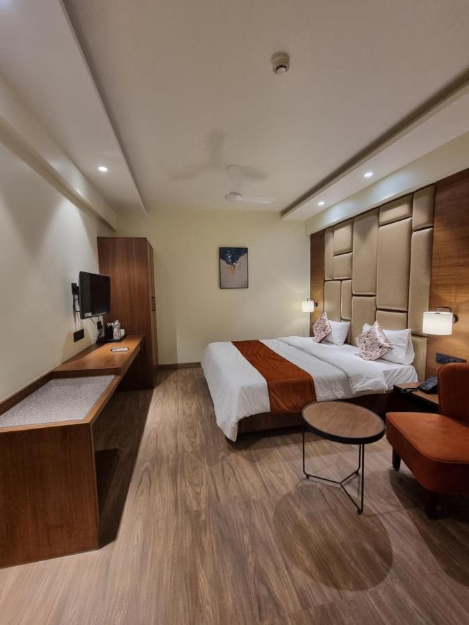 Hotel El Magnifico Surat Eksteriør billede