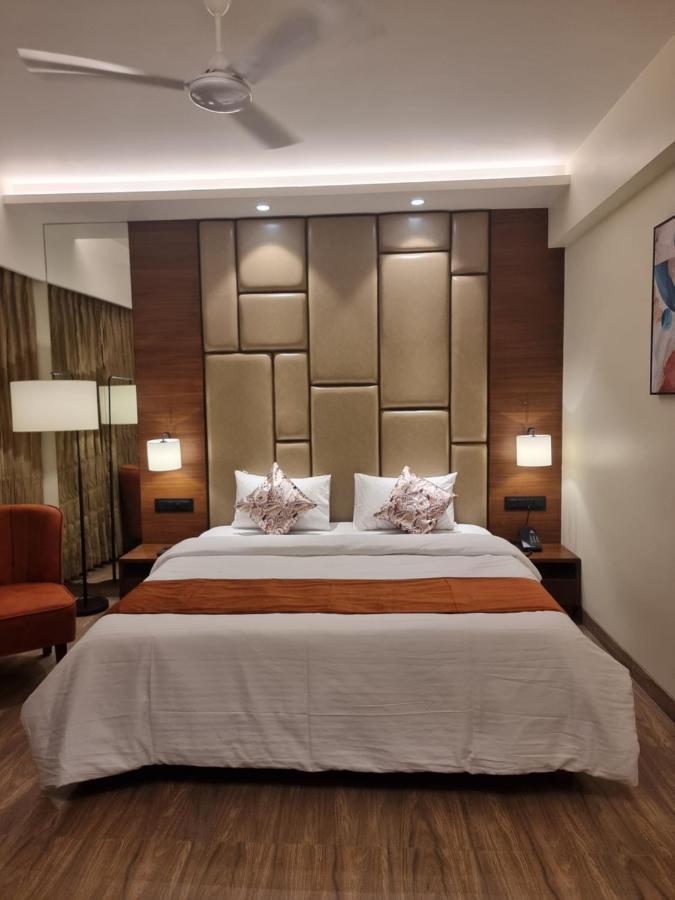 Hotel El Magnifico Surat Eksteriør billede