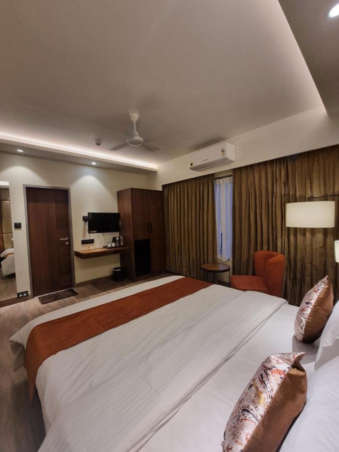Hotel El Magnifico Surat Eksteriør billede