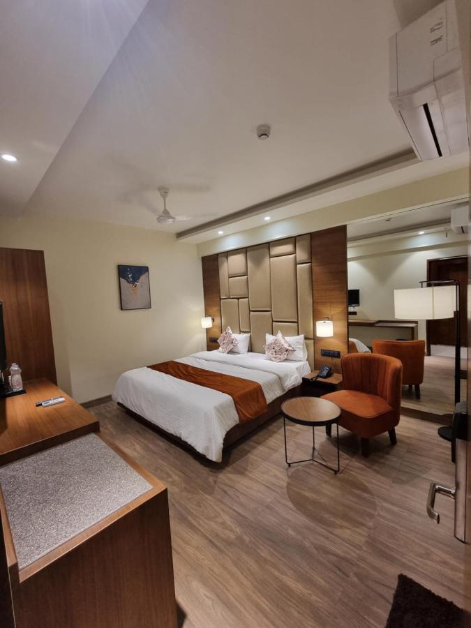 Hotel El Magnifico Surat Eksteriør billede