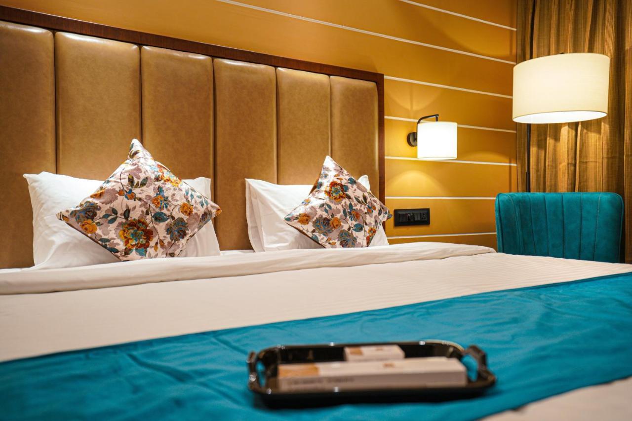 Hotel El Magnifico Surat Eksteriør billede