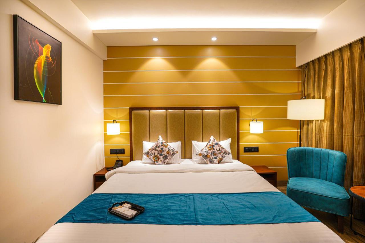 Hotel El Magnifico Surat Eksteriør billede