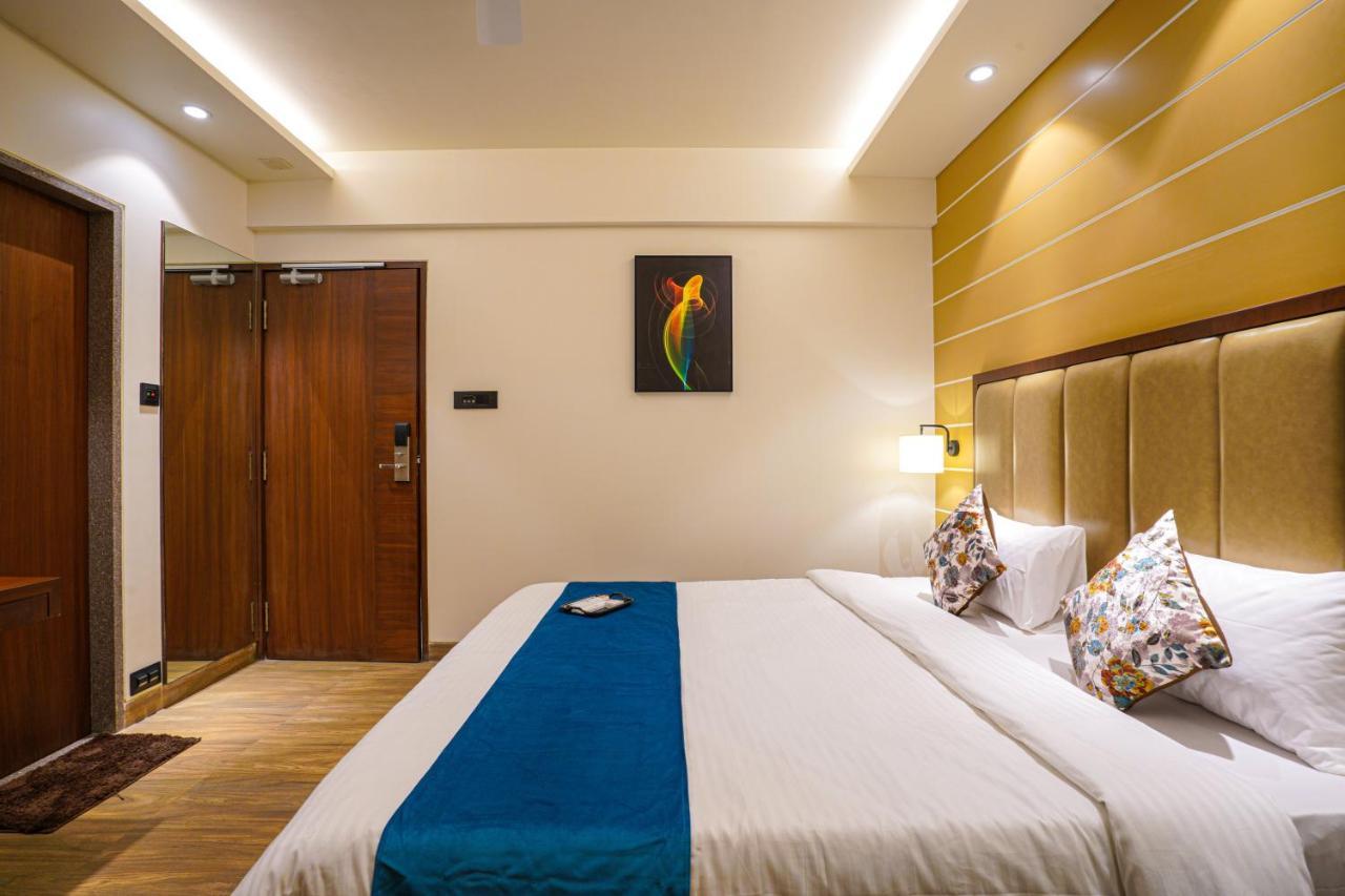 Hotel El Magnifico Surat Eksteriør billede